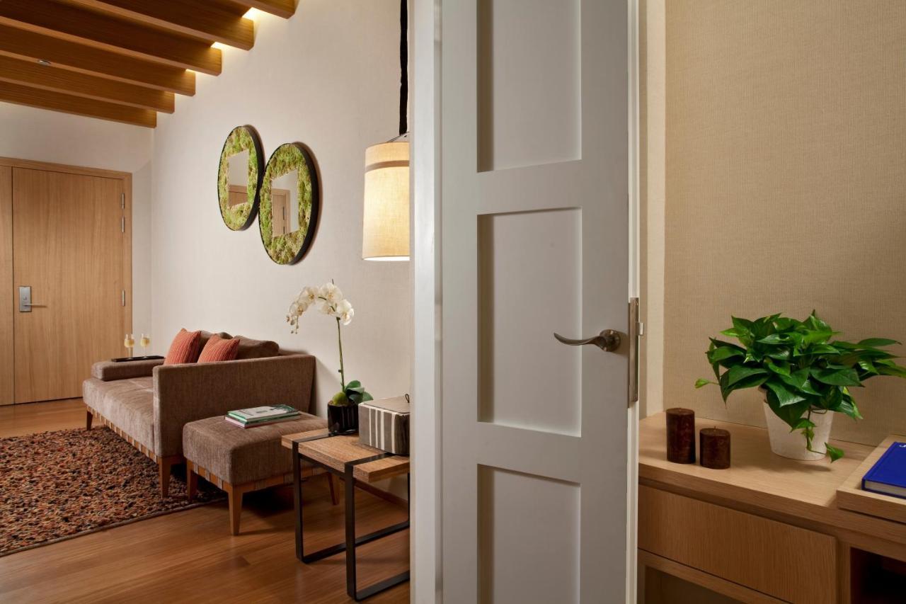 Oasia Resort Sentosa By Far East Hospitality 싱가포르 외부 사진 A door opening into a living room