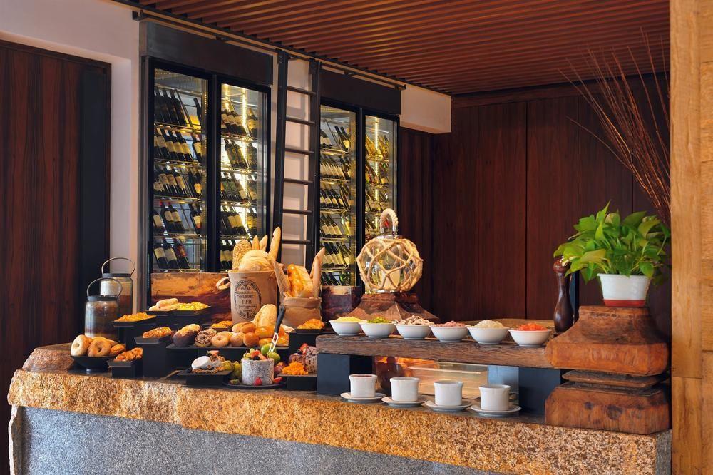 Oasia Resort Sentosa By Far East Hospitality 싱가포르 외부 사진 A buffet at a hotel
