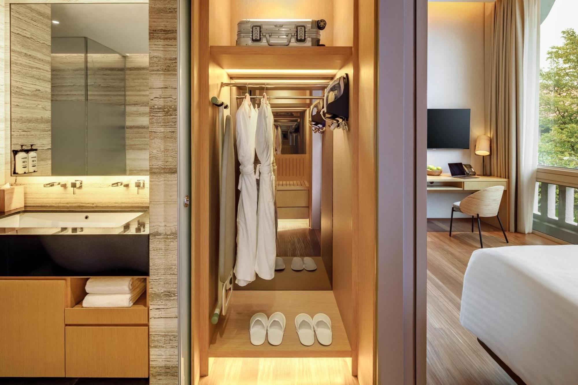 Oasia Resort Sentosa By Far East Hospitality 싱가포르 외부 사진 A walk-in wardrobe