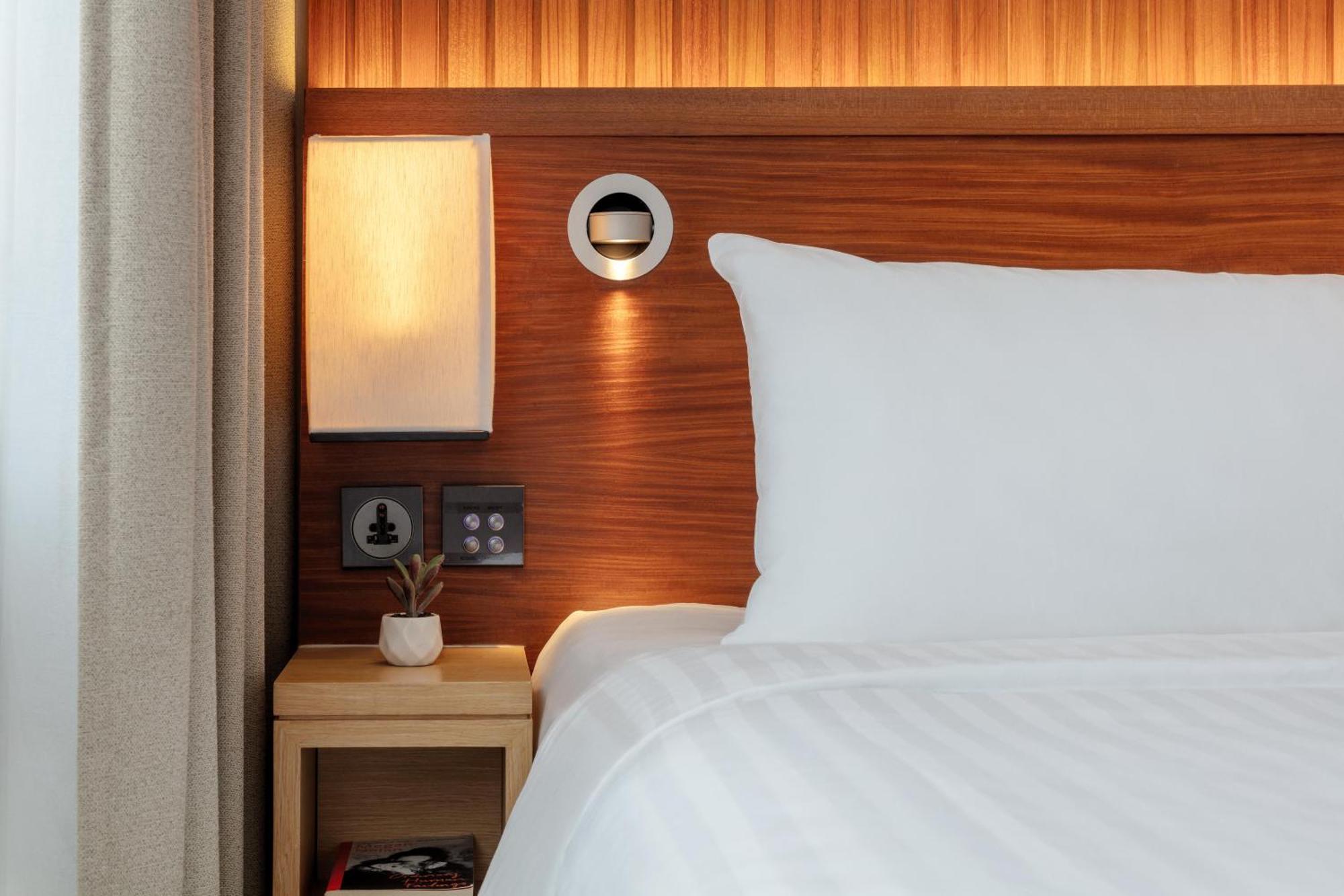 Oasia Resort Sentosa By Far East Hospitality 싱가포르 외부 사진 A bedside table
