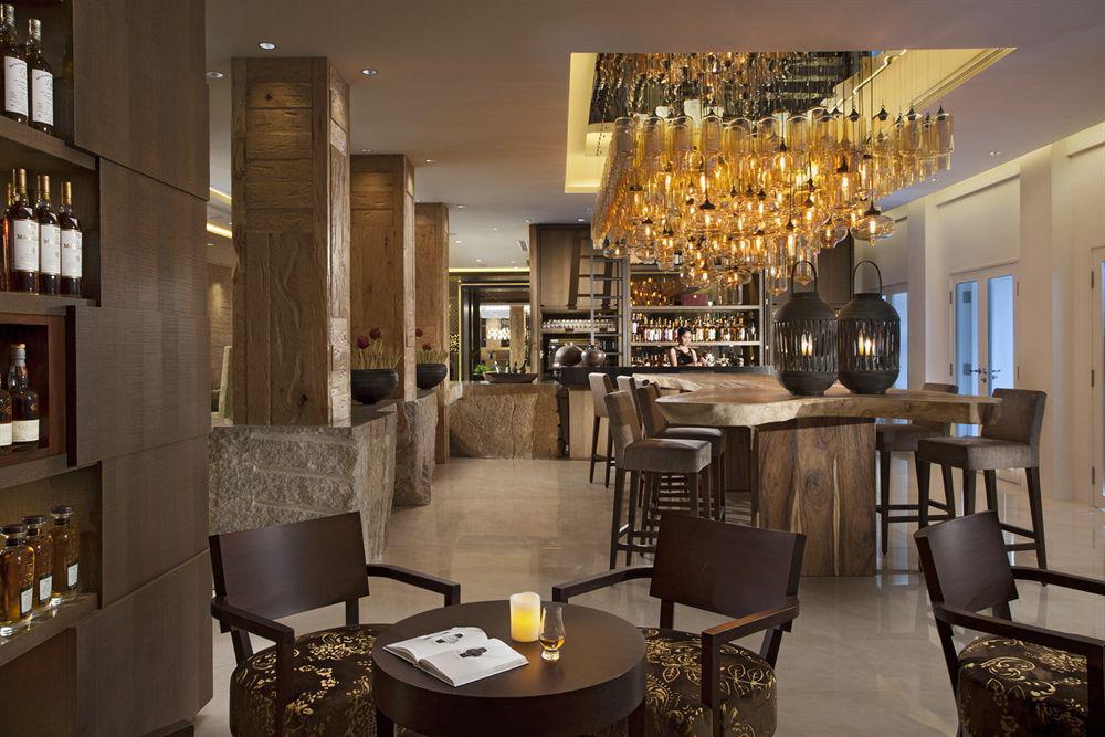 Oasia Resort Sentosa By Far East Hospitality 싱가포르 레스토랑 사진 The bar at the hotel